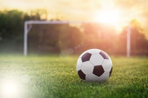 pallone dinanzi porta al tramonto